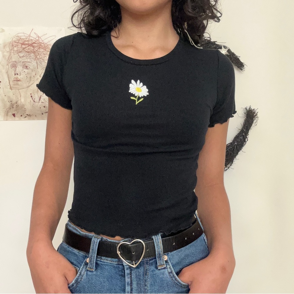 Embroidered daisy top🌼